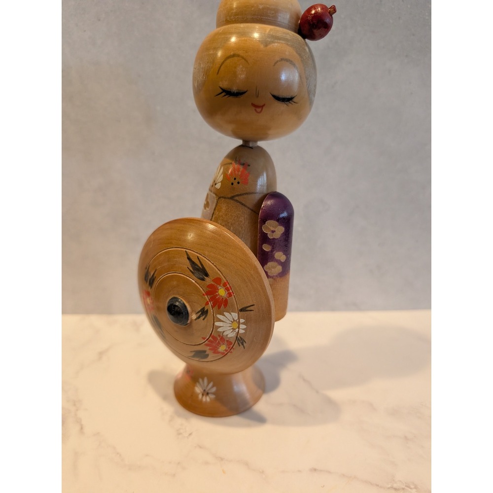 Japanese Vintage Kokeshi Doll Sadao Kishi - Leaning - Hand Painted Floral 8in - Picture 2 of 9